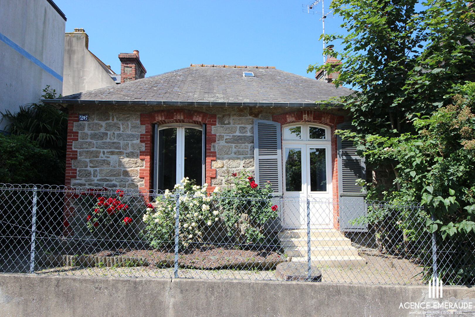 LOCATION SAISONNIERE Hypercentre de Dinard Maison de ville en pierre pour 4 personnes LOCATION SAISONNIERE Hypercentre de Dinard Maison de ville en pierre pour 4 personnes