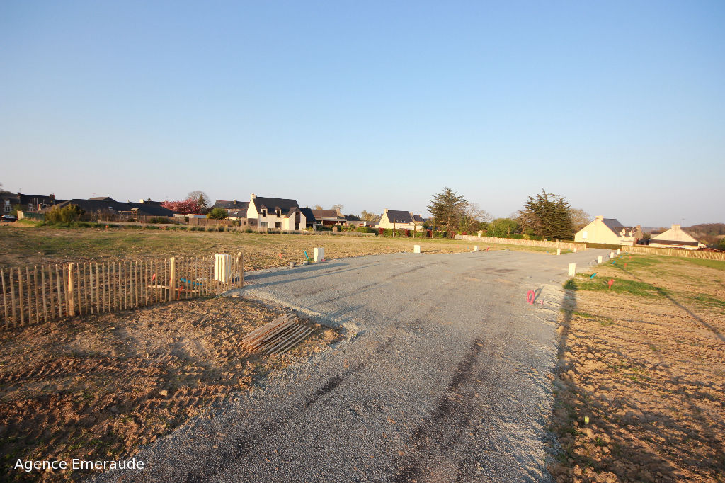 Centre bourg Langrolay sur Rance Terrain constructible de 335 m2 Centre bourg Langrolay sur Rance Terrain constructible de 335 m2