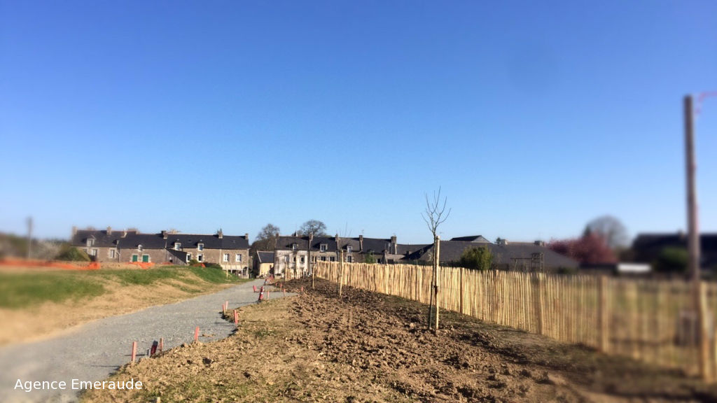 Centre bourg Langrolay sur Rance Terrain constructible de 423 m2 Centre bourg Langrolay sur Rance Terrain constructible de 423 m2