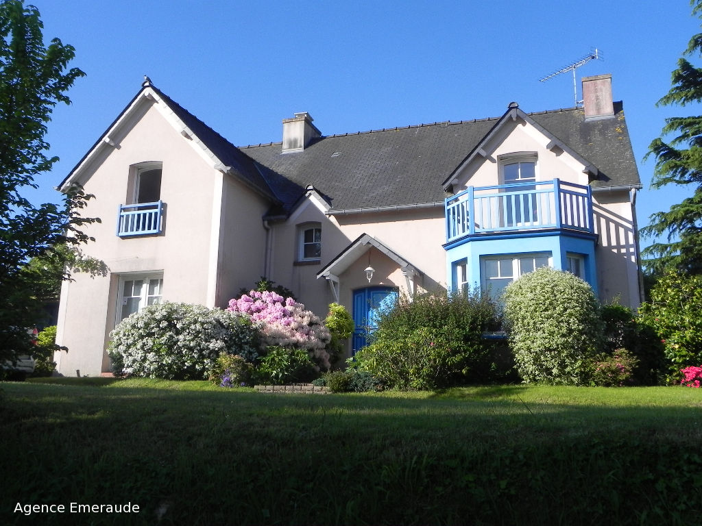 Jolie maison en location saisonnière pour 8 personnes avec jardin et terrasse Jolie maison en location saisonnière pour 8 personnes avec jardin et terrasse