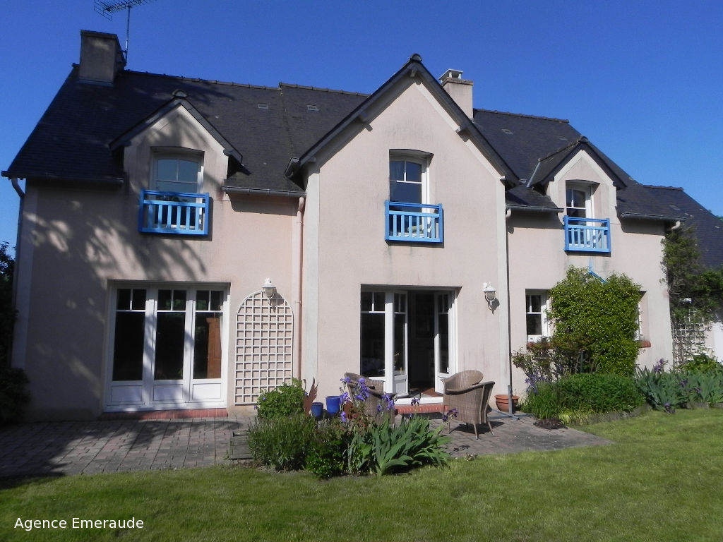 Jolie maison en location saisonnière pour 8 personnes avec jardin et terrasse Jolie maison en location saisonnière pour 8 personnes avec jardin et terrasse