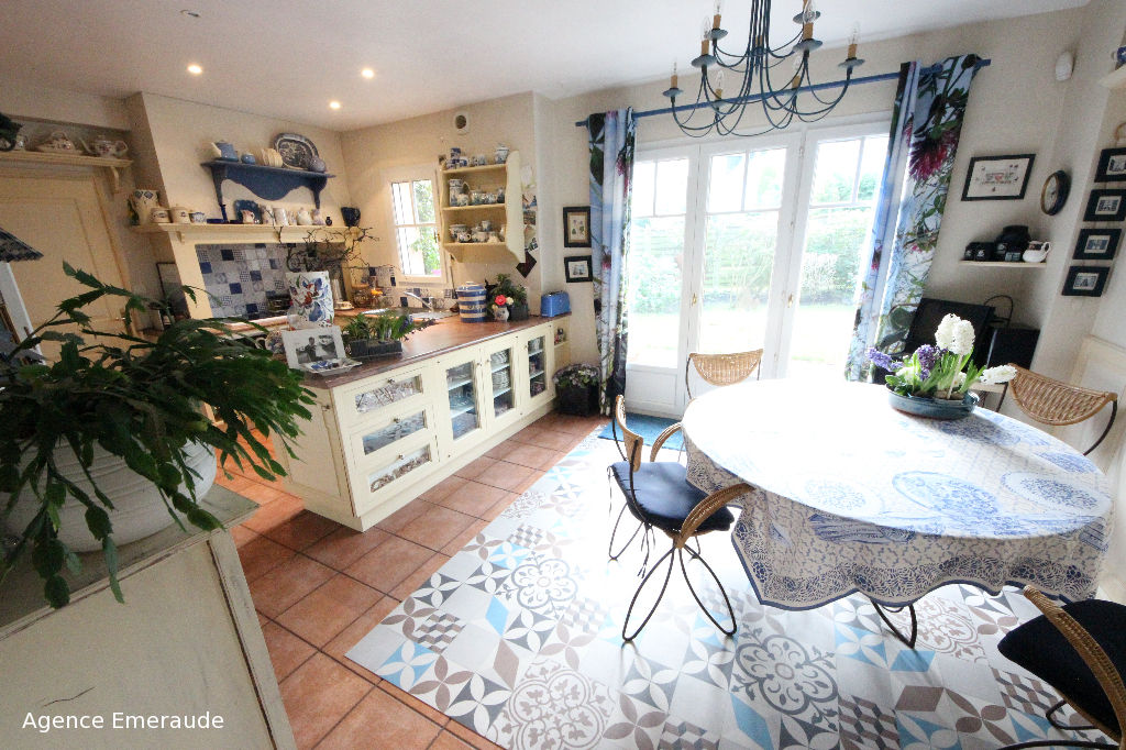 Jolie maison en location saisonnière pour 8 personnes avec jardin et terrasse Jolie maison en location saisonnière pour 8 personnes avec jardin et terrasse