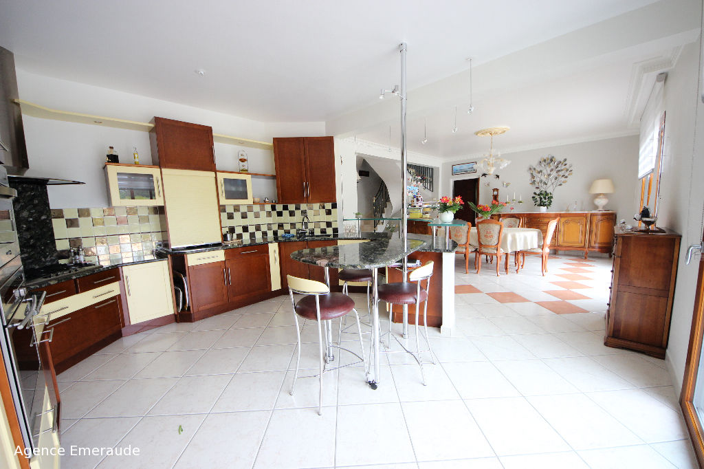 Maison Saint Lunaire 6 pièce(s) 234 m2 une suite au rez-de-chaussée Maison Saint Lunaire 6 pièce(s) 234 m2 une suite au rez-de-chaussée