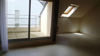 DERNIER ETAGE AVEC BALCON DERNIER ETAGE AVEC BALCON