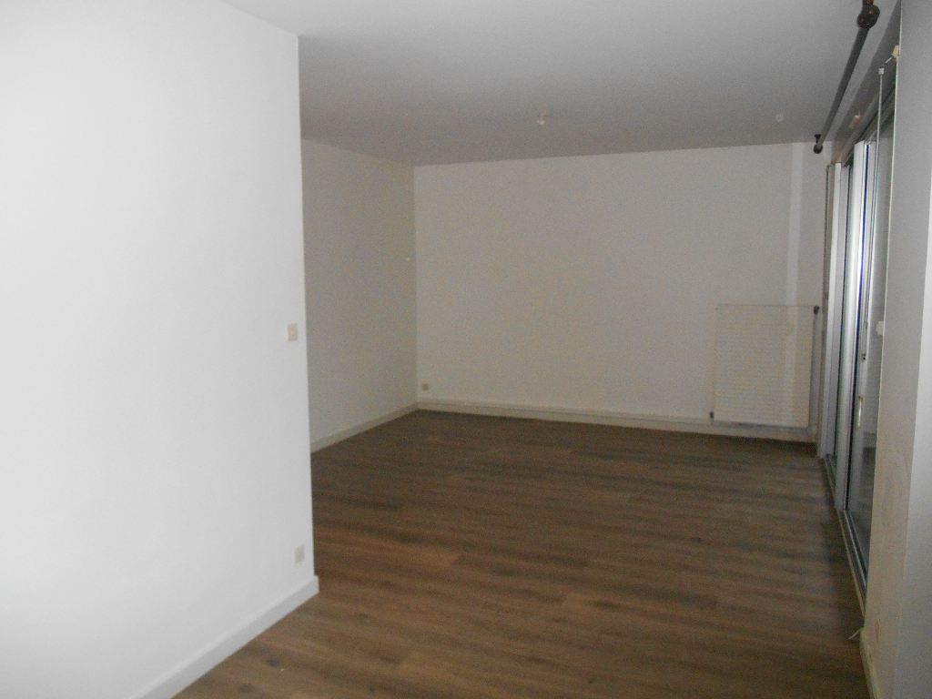 A louer proche gare joli type avec terrasse privative de 20 m2 A louer proche gare joli type avec terrasse privative de 20 m2