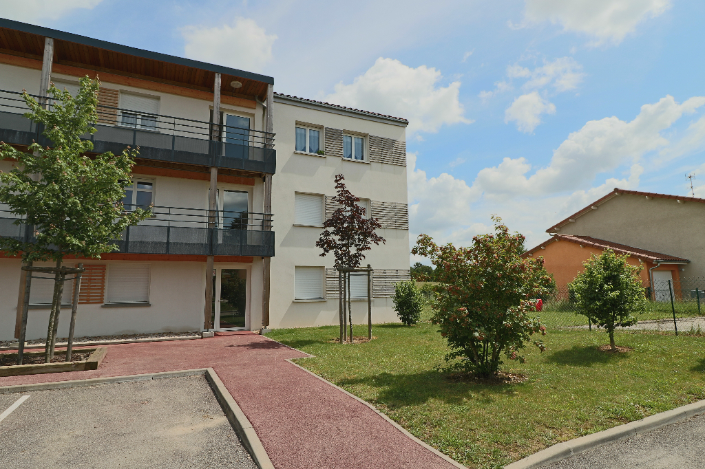 Type 3 avec terrasse proche commodités à environ 10 mn de Bourg Type 3 avec terrasse proche commodités à environ 10 mn de Bourg