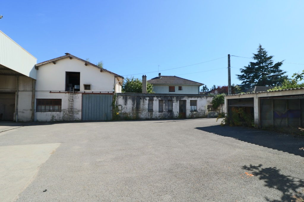 Atelier de plus de 400 m2, proche du centre et de la faculté Atelier de plus de 400 m2, proche du centre et de la faculté
