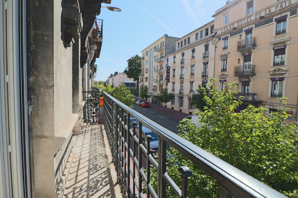 Appartement Bourg En Bresse 6 pièce(s) 160.16 m2 Appartement Bourg En Bresse 6 pièce(s) 160.16 m2