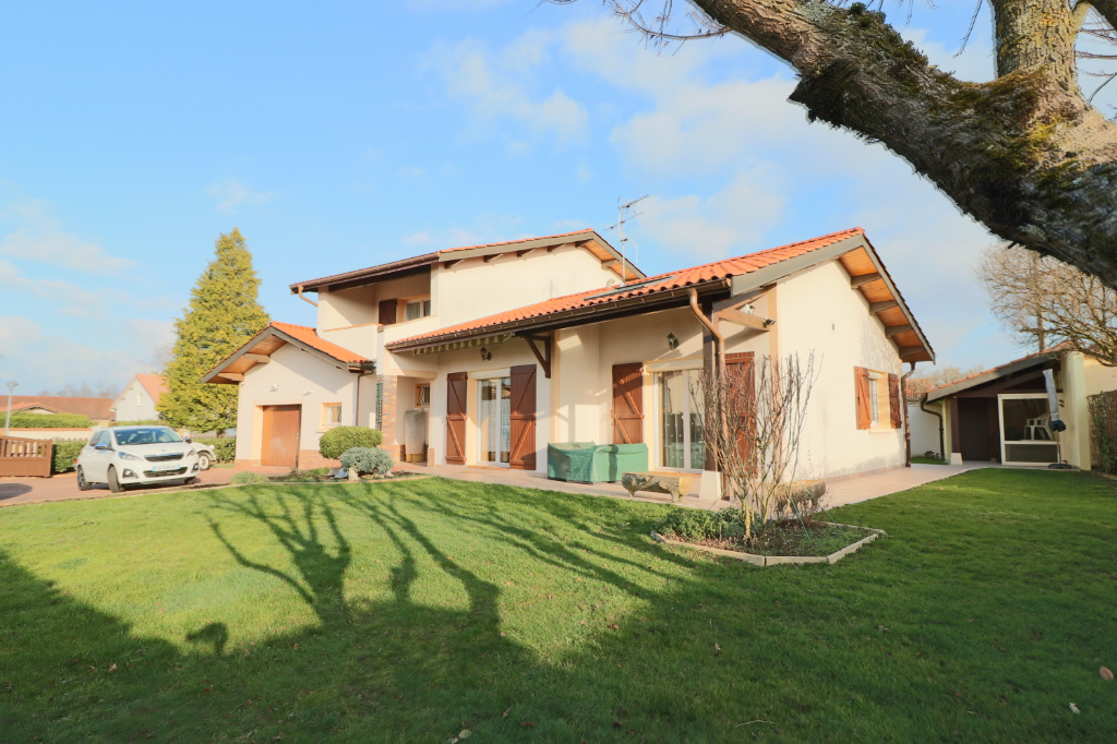 Maison d'architecte PERONNAS au coeur du village Maison d'architecte PERONNAS au coeur du village
