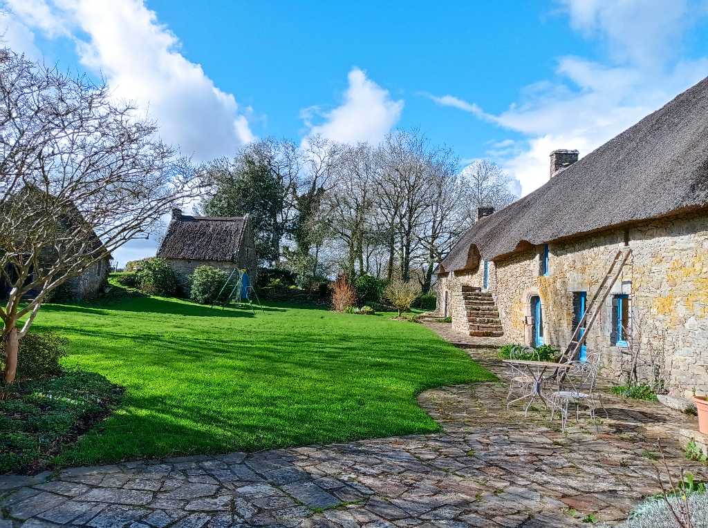 CHAUMIERE A VENDRE AVEC DEPENDANCES CHAUMIERE A VENDRE AVEC DEPENDANCES