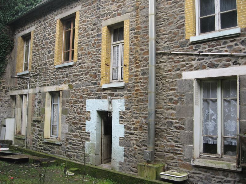 St Brieuc, immeuble en pierre, 9 chambres, possibilit� environ 300 m�
