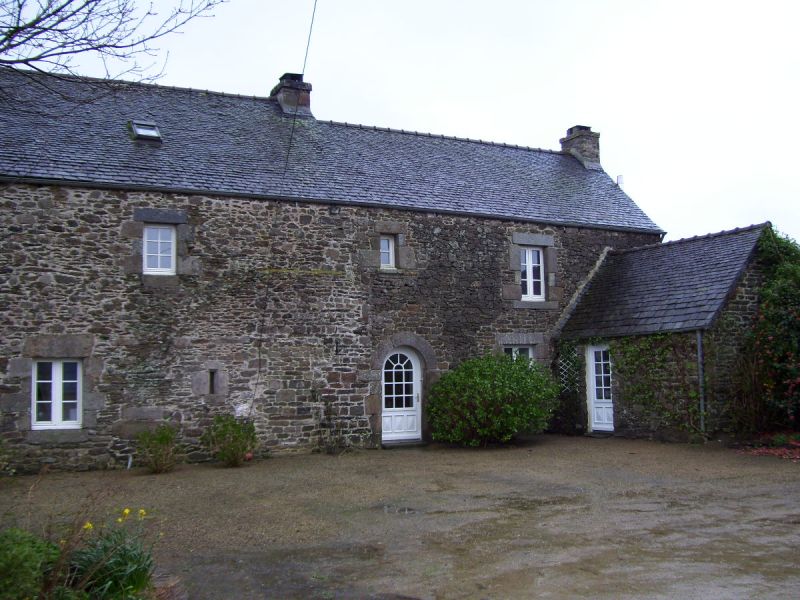 LANDIVISIAU, 10 km - Manoir du XVII� si�cle - Belle restauration - D�pendances