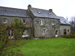 LANDIVISIAU, 10 km - Manoir du XVII� si�cle - Belle restauration - D�pendances