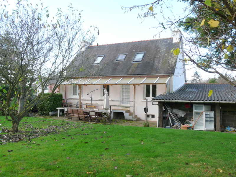 Goudelin, proche bourg, grande maison avec appartement � vendre
