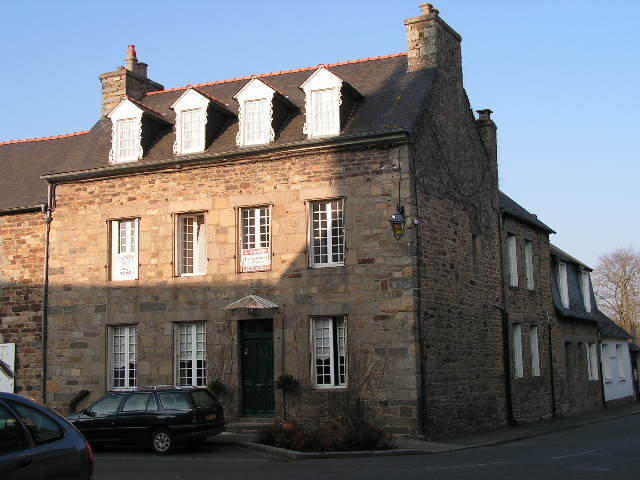 LANVOLLON - A VENDRE MAISON BOURGEOISE EN PIERRE CENTRE VILLE