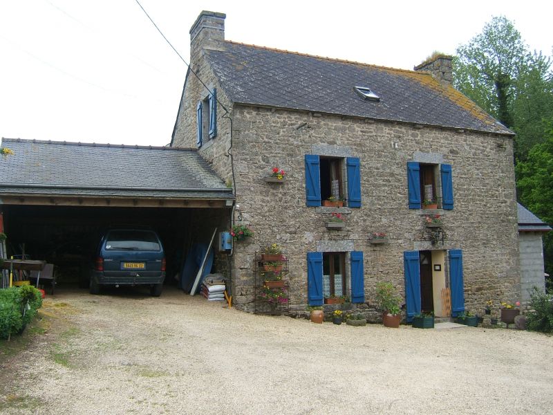 Moncontour 8 km, 20 mn des Plages, Ancien moulin � vendre, d�pendances, plans d'eau, + de 2 hectares