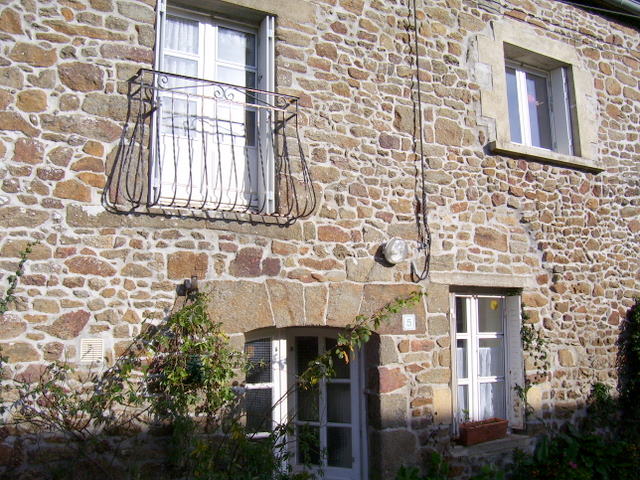 Brittany Rance river country: lovely stone country home for sale in France.