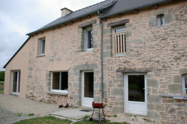 Brittany South Dinan: old renovated house in peaceful setting for sale in France.