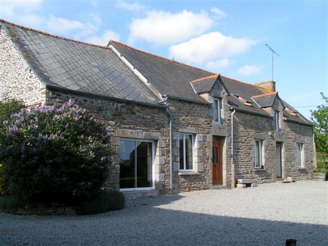 Brittany Moncontour area, spacious family home on 1.6 hectares of land for sale in France.