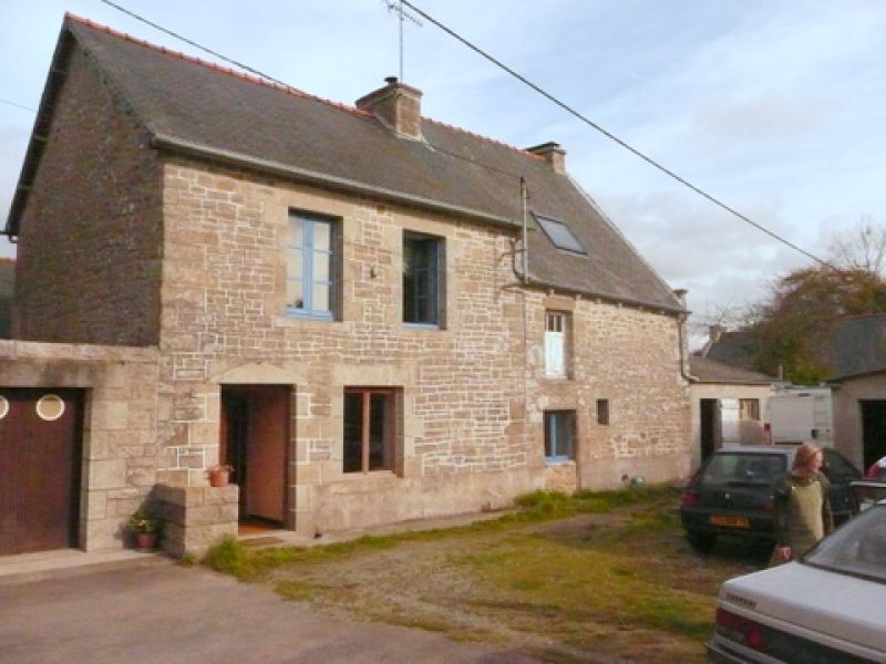 Brittany 5 mins from Dinan: stone house and outbuildings for sale in France.