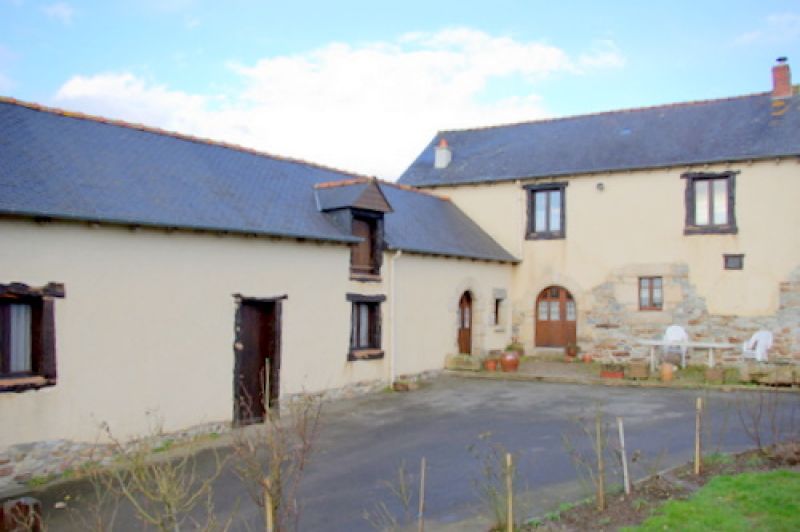 Brittany Caulnes area: detached country property and outbuildings for sale in France.
