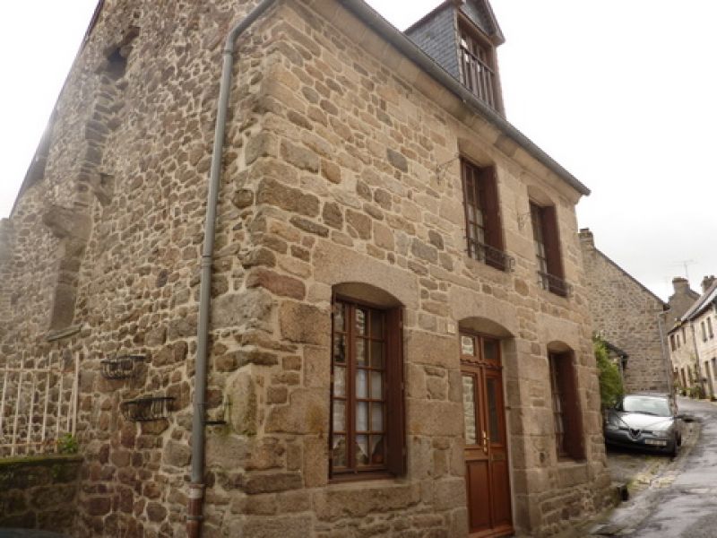 Maison en pierres dans petite cit� de caract�re!