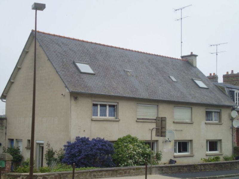 Centre LAMBALLE : ensemble de 2 appartements et entrep�t
