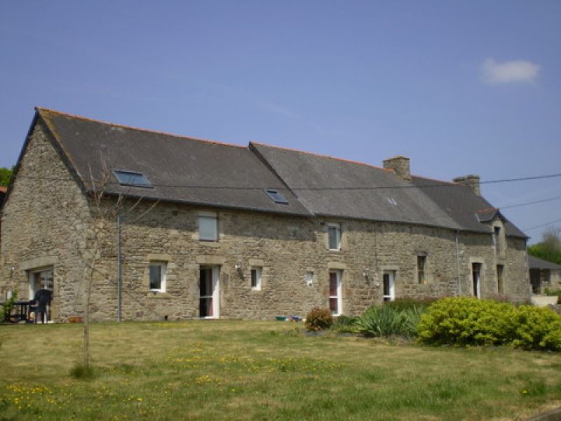 Belle long�re r�nov�e avec d�pendances sur 7800 m� de terrain