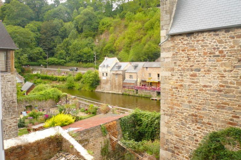 Port de Dinan: belle maison typique en pierres avec acc�s direct sur Rance