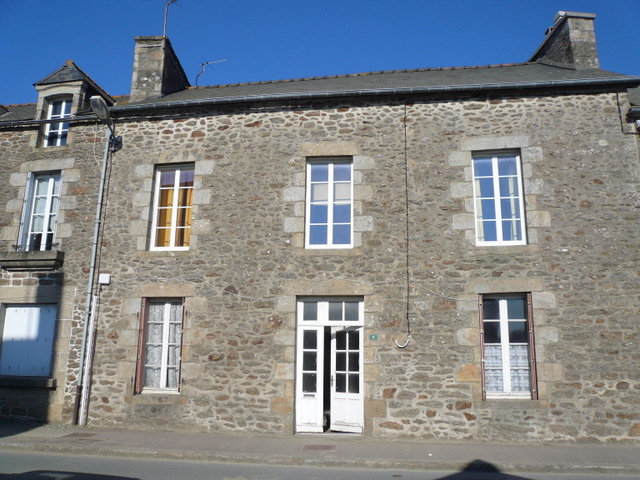 Secteur Plancoet: jolie maison de bourg, en pierres, avec jardinet