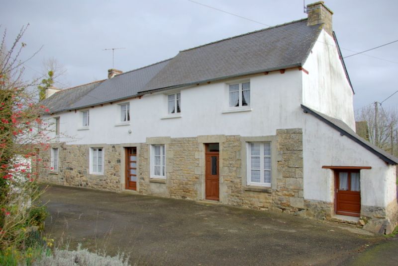 Broons: Propri�t� ancienne � moderniser, avec d�pendances et maisonnette