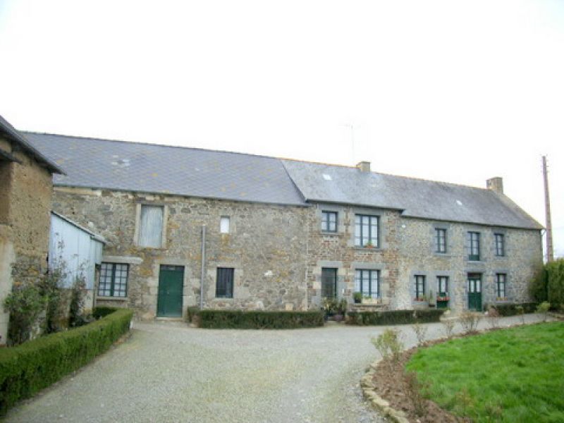 20 mns South of Jugon les Lacs: Farmhouse on 9 acres of grounds