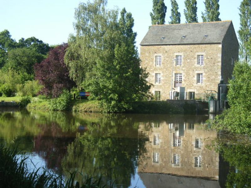 Evran: superbe ancien moulin restaur� sur 1.6 hectare de terrain