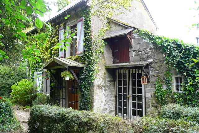 Plouasne: Au calme, jolie maison ind�pendante, en pierres avec grand terrain