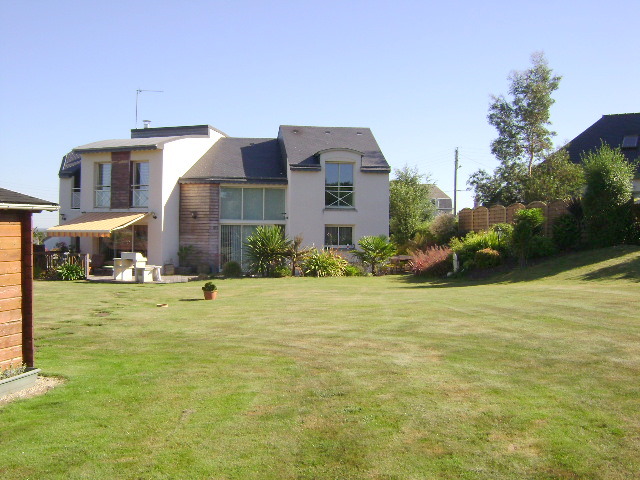Broons: belle maison d\'architecte au calme et proche commodit�s