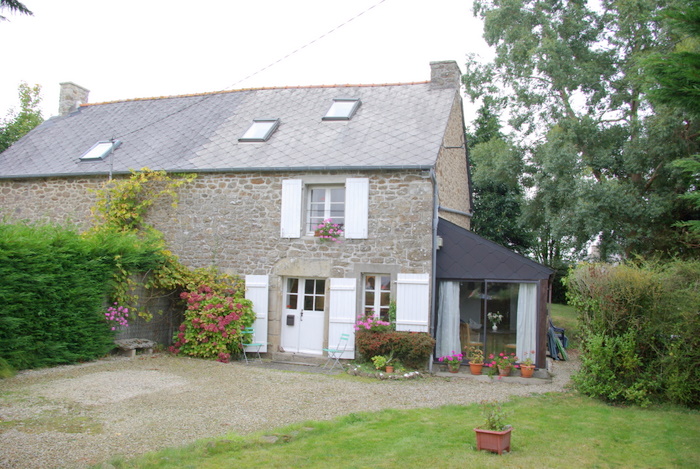 Secteur Plancoet: coquette maison de pays � 12km de la c�te