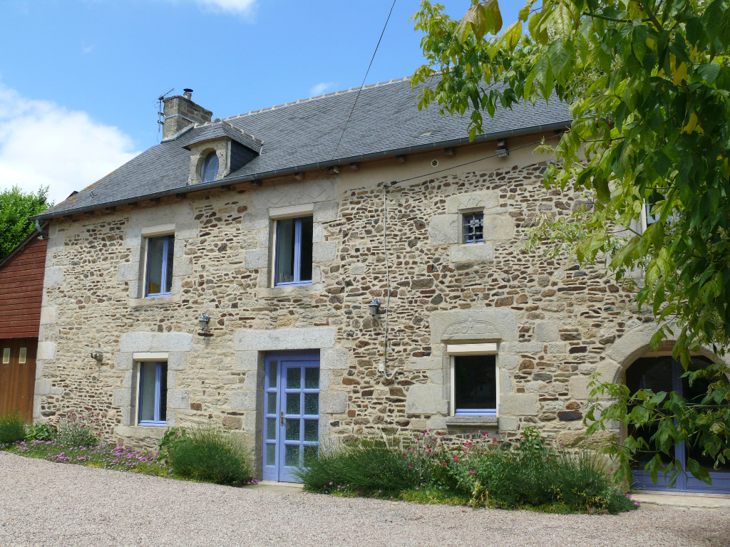 A 35mn de RENNES : belle long�re en pierre avec pi�ces de vie tr�s agr�ables !