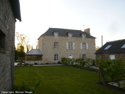 ELEGEANTE MAISON DE MAITRE RENOVEE SUR UN MAGNIFIQUE JARDIN CONTEMPORAIN DE 4640M�
