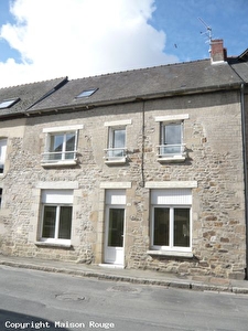 MAISON DE BOURG AVEC PETITE COURETTE