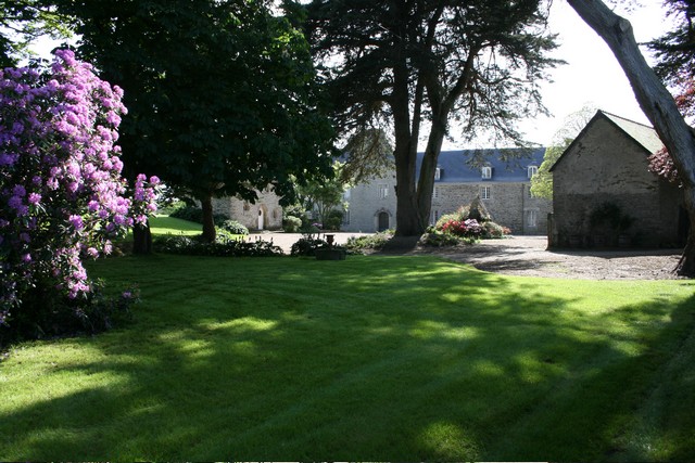 15 KM BAIE DE LANNION, CH�TEAU XVe - XXe S. sur ENV. 9 HA