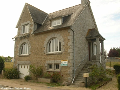MAISON DE BOURG EN PIERRES SUR 500 M�