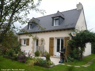 AUX PORTES DE DINAN. BELLE MAISON TRADITIONNELLE DE 110 M� HABITABLE. 6 PIECES. REF 15011.
