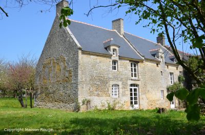 MAISON EN PIERRES DU 17 �me  SUR UN PARC ARBORE DE 5700 M�