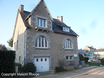 MAISON DE BOURG EN PIERRES SUR 1197 M� CONSTRUCTIBLE.