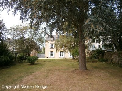 MAISON DE CARACTERE DU XVIII SUR JARDIN CLOS DE MURS