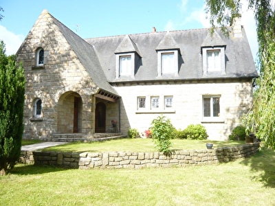 MAISON TRADITIONNELLE EN PIERRE SUR 1747 M� - REF 11813 - 393 000 � FAI.