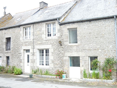 MAISON EN PIERRE DANS UN BOURG