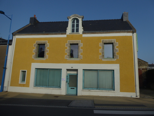 IMMEUBLE ou MAISON Etel 56410, sur 3 niveaux, dont 2 a rénover , RDC en location IMMEUBLE ou MAISON Etel 56410, sur 3 niveaux, dont 2 a rénover , RDC en location