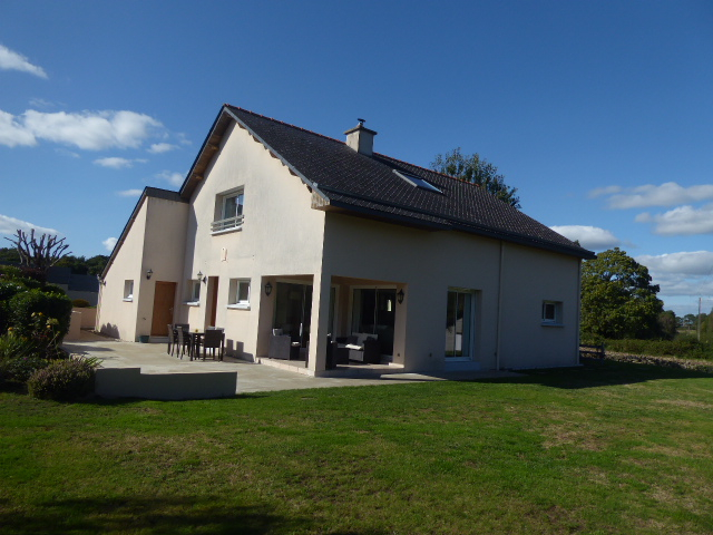 Maison Belz 4 pièce(s) spacieuse et lumineuse de 3 chambres dont 1 au rdc avec jardin de 1700m² et garage Maison Belz 4 pièce(s) spacieuse et lumineuse de 3 chambres dont 1 au rdc avec jardin de 1700m² et garage