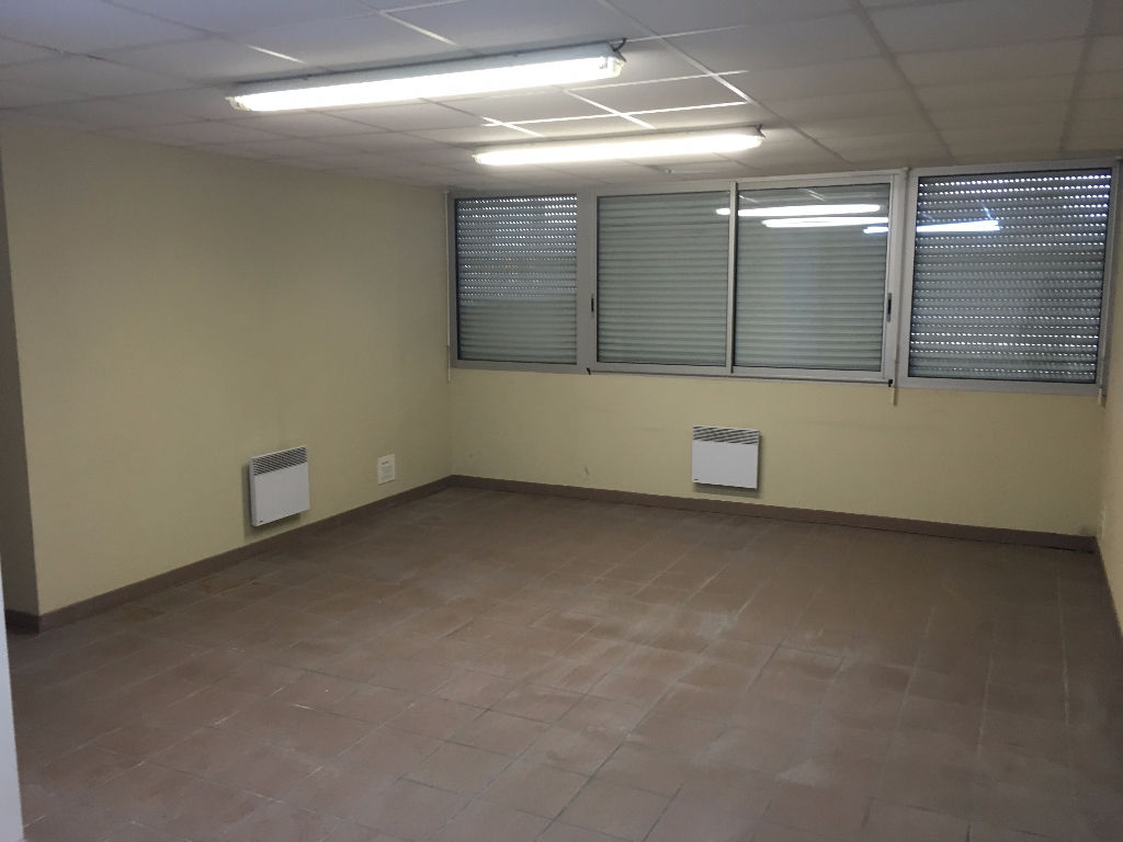 Brest A louer surface de bureaux au 1 étage de 100 m² et 150 de stockage Brest A louer surface de bureaux au 1 étage de 100 m² et 150 de stockage